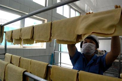 查了一个黑作坊用双氧水浸泡豆制品(图1) 豆制品加工厂电话_凤台豆制品厂_凤台县豆制品厂